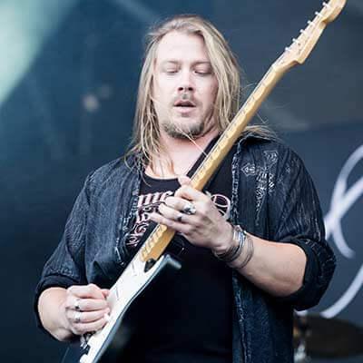 Thobbe Englund - Hail To The Priest