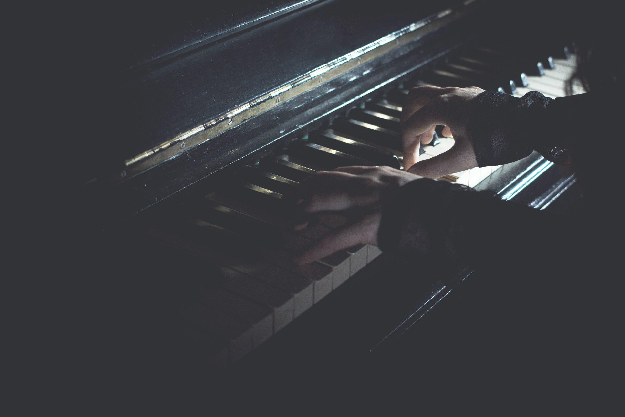 Льется песня. Archi не вспоминай меня по пьяни. А песни тоже пахнут воспоминаниями. Не вспомню песню музыка музыка. Не вспомню песню музыка музыка.